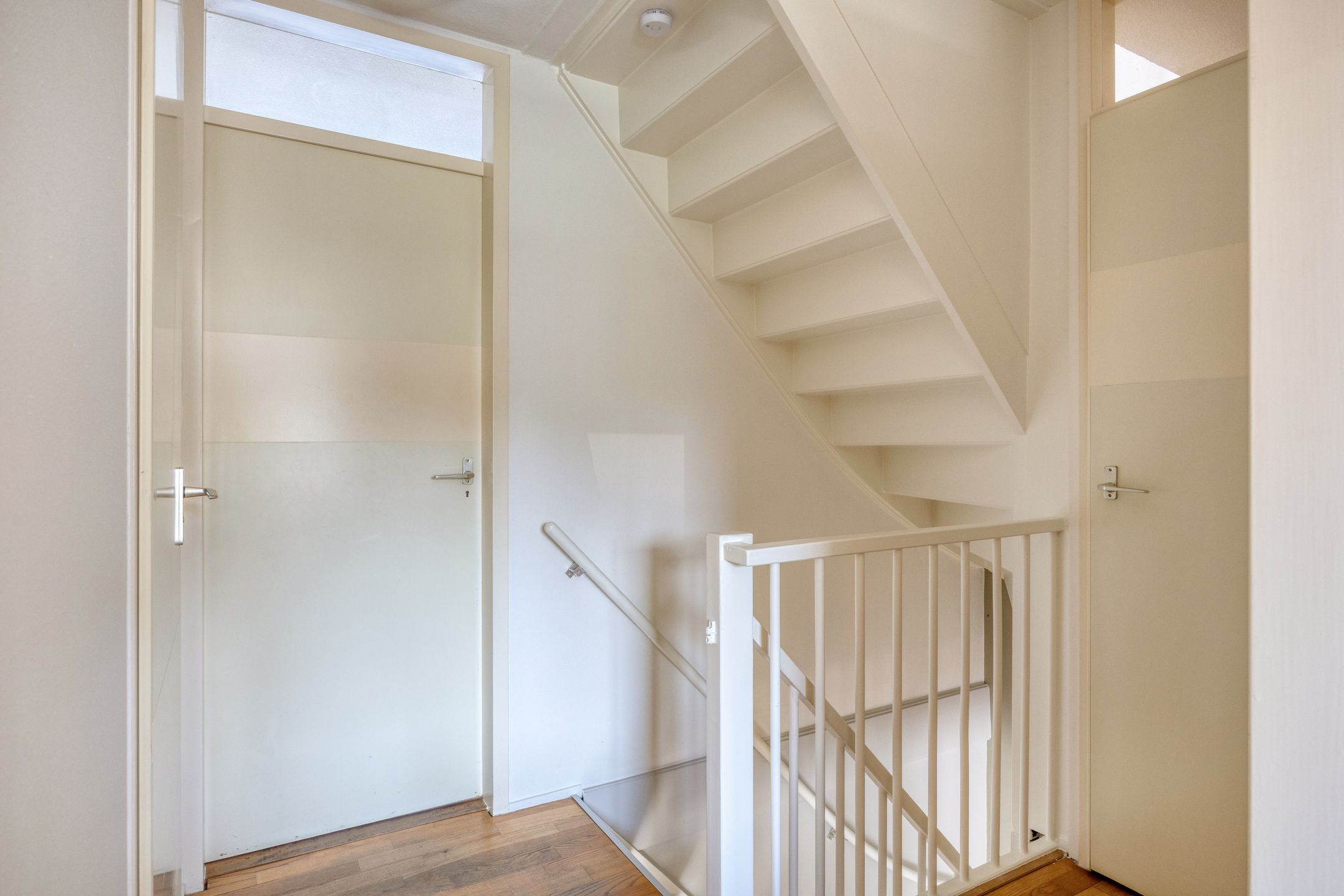 Spacious Energy Label A Terraced Home with Solar Panels and Private Parking — 18