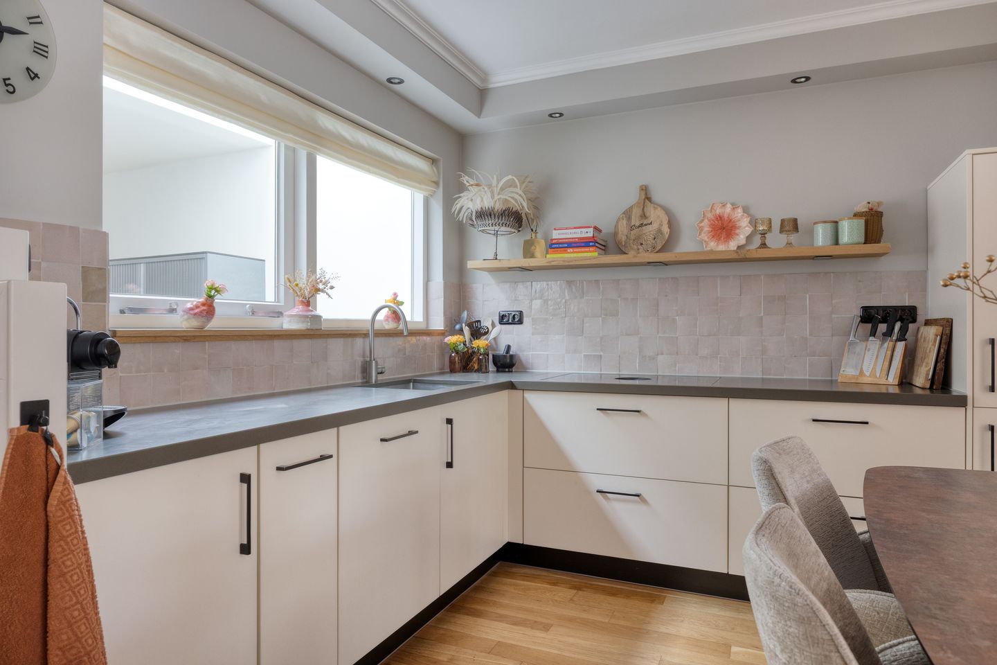 Spacious Energy Label A Terraced Home with Solar Panels and Private Parking — 14