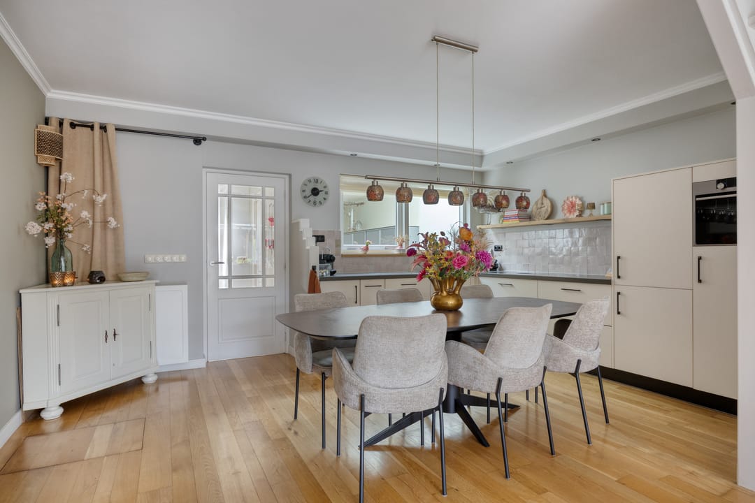 Spacious Energy Label A Terraced Home with Solar Panels and Private Parking — 11