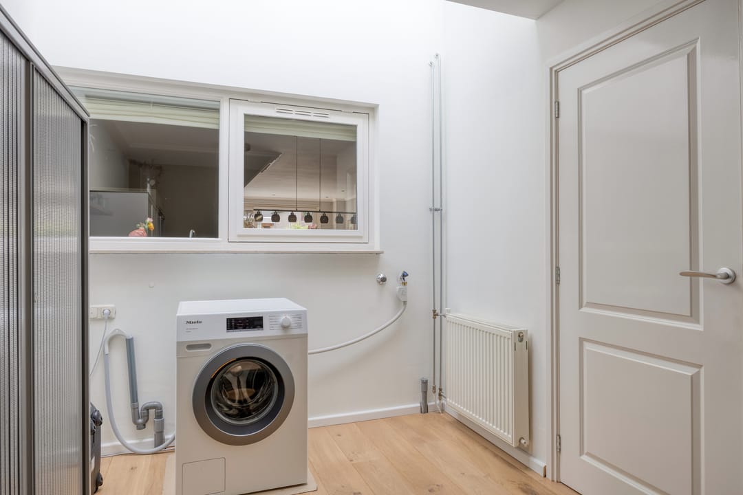 Spacious Energy Label A Terraced Home with Solar Panels and Private Parking — 17