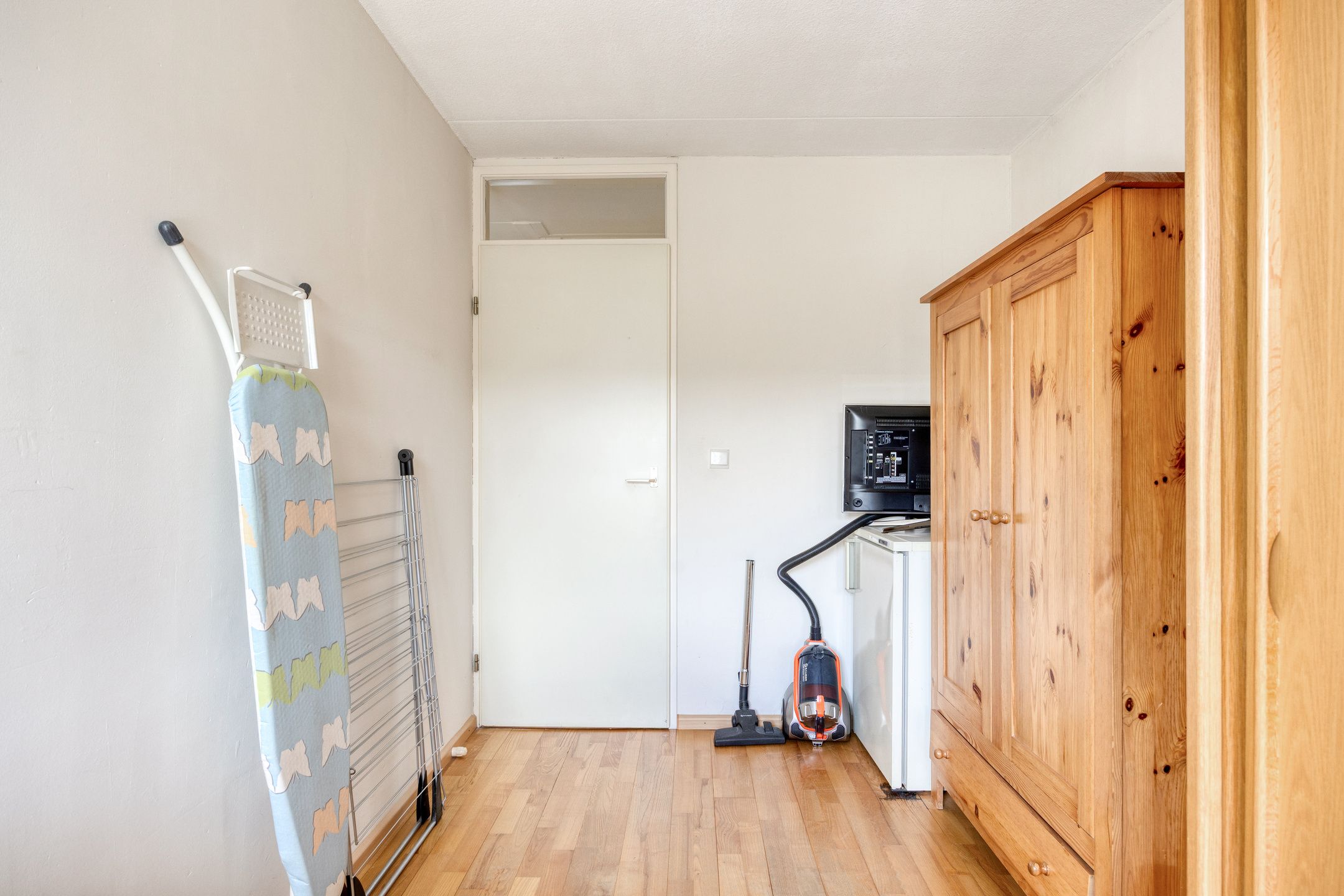 Spacious Energy Label A Terraced Home with Solar Panels and Private Parking — 27