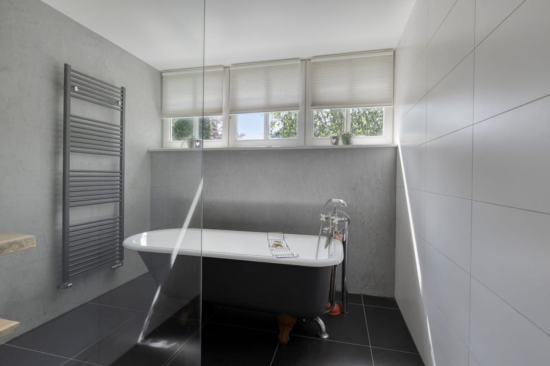 Spacious Detached Family Home with Sunroom and Modern Amenities — 28