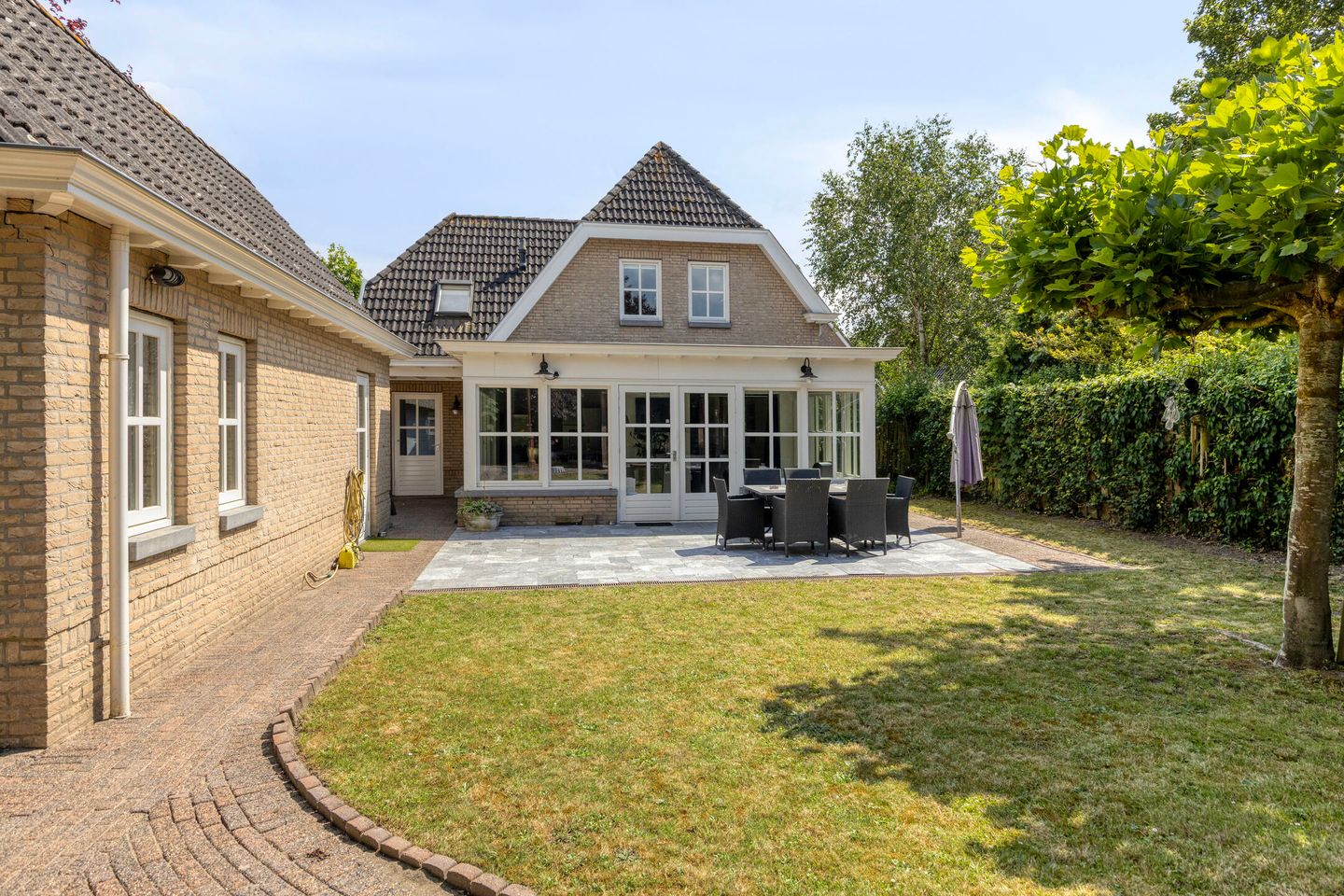 Spacious Detached Family Home with Sunroom and Modern Amenities — 40