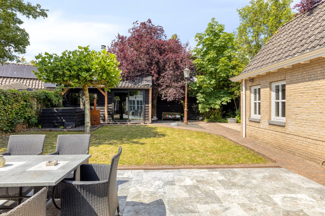Spacious Detached Family Home with Sunroom and Modern Amenities — 38