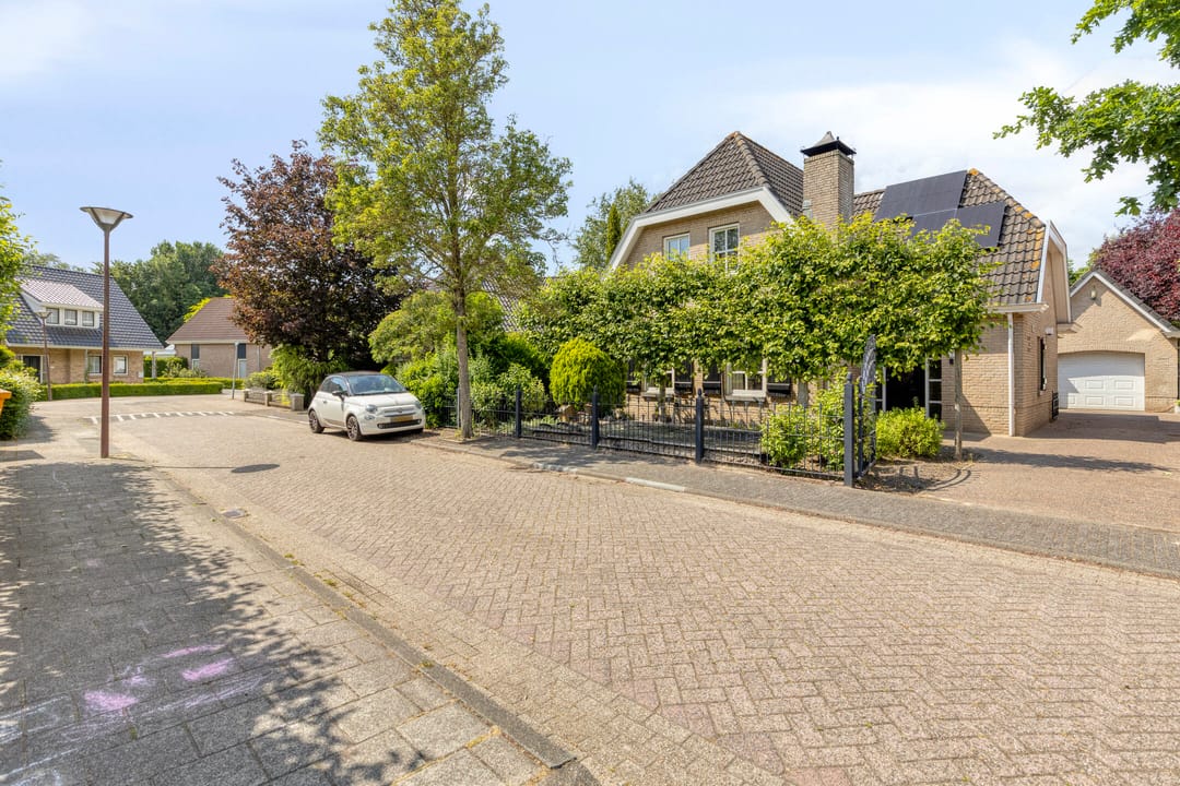Spacious Detached Family Home with Sunroom and Modern Amenities — 47