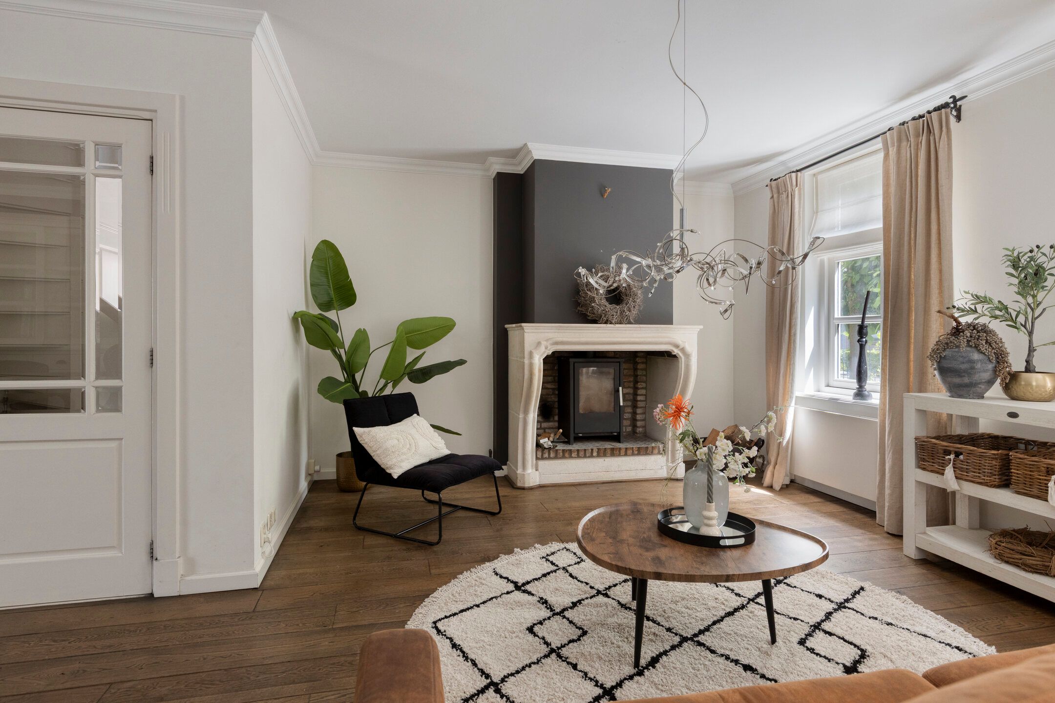 Spacious Detached Family Home with Sunroom and Modern Amenities — 9