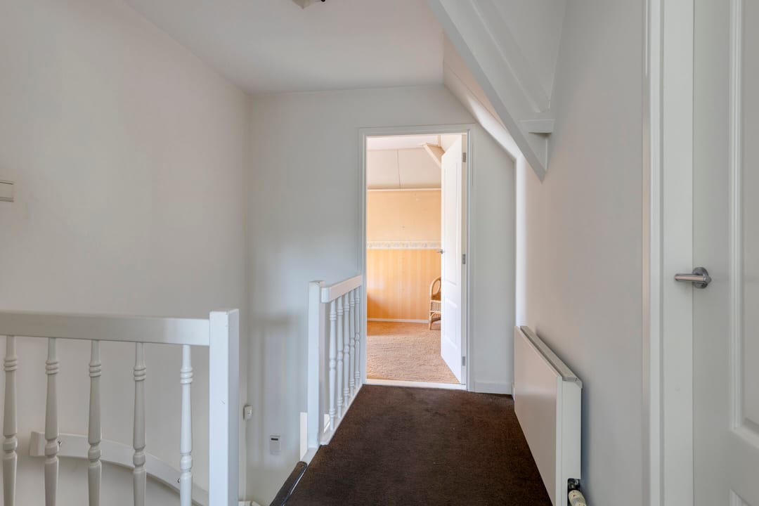Spacious Detached Family Home with Sunroom and Modern Amenities — 22