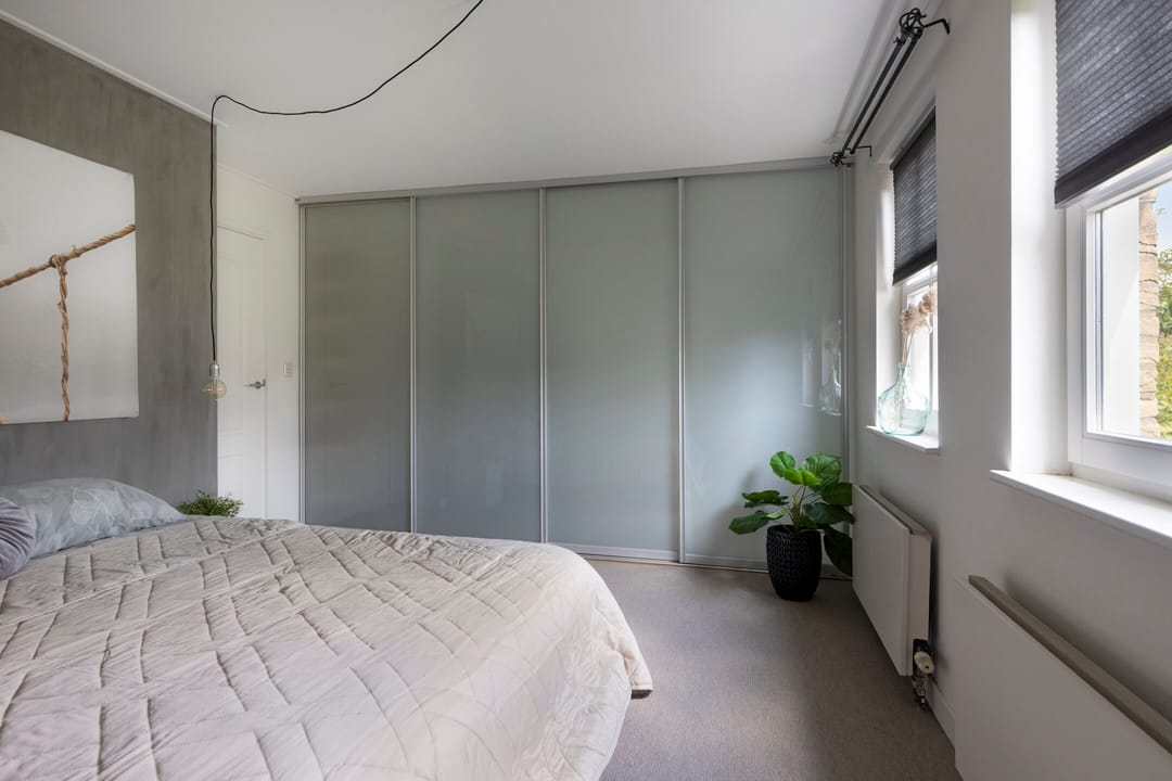 Spacious Detached Family Home with Sunroom and Modern Amenities — 26