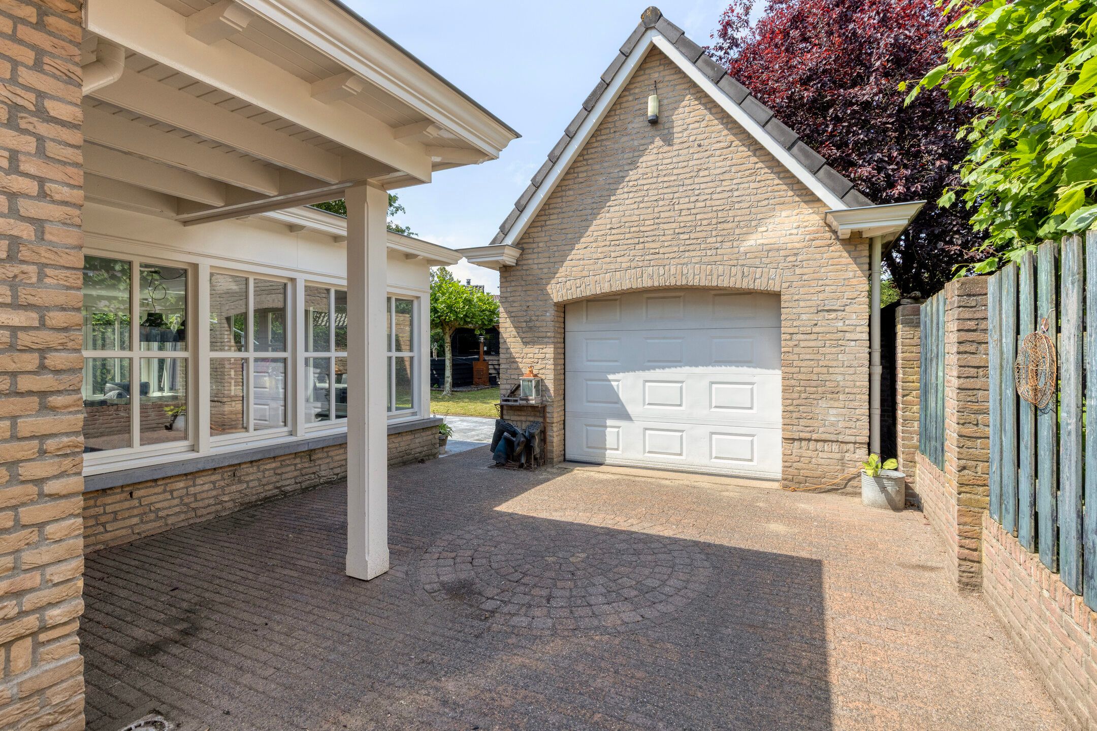 Spacious Detached Family Home with Sunroom and Modern Amenities — 36