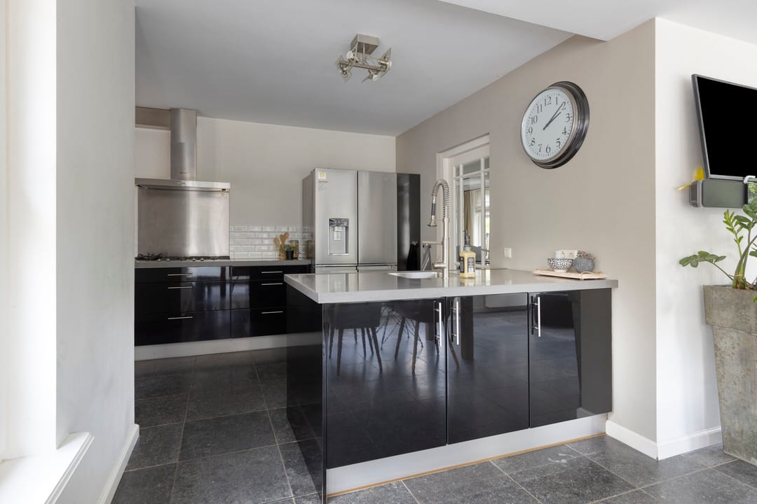 Spacious Detached Family Home with Sunroom and Modern Amenities — 17