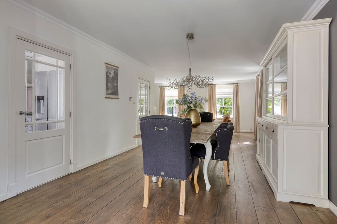 Spacious Detached Family Home with Sunroom and Modern Amenities — 13