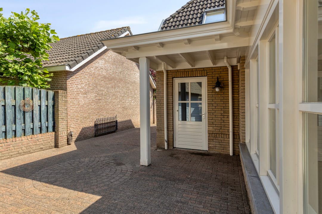 Spacious Detached Family Home with Sunroom and Modern Amenities — 37