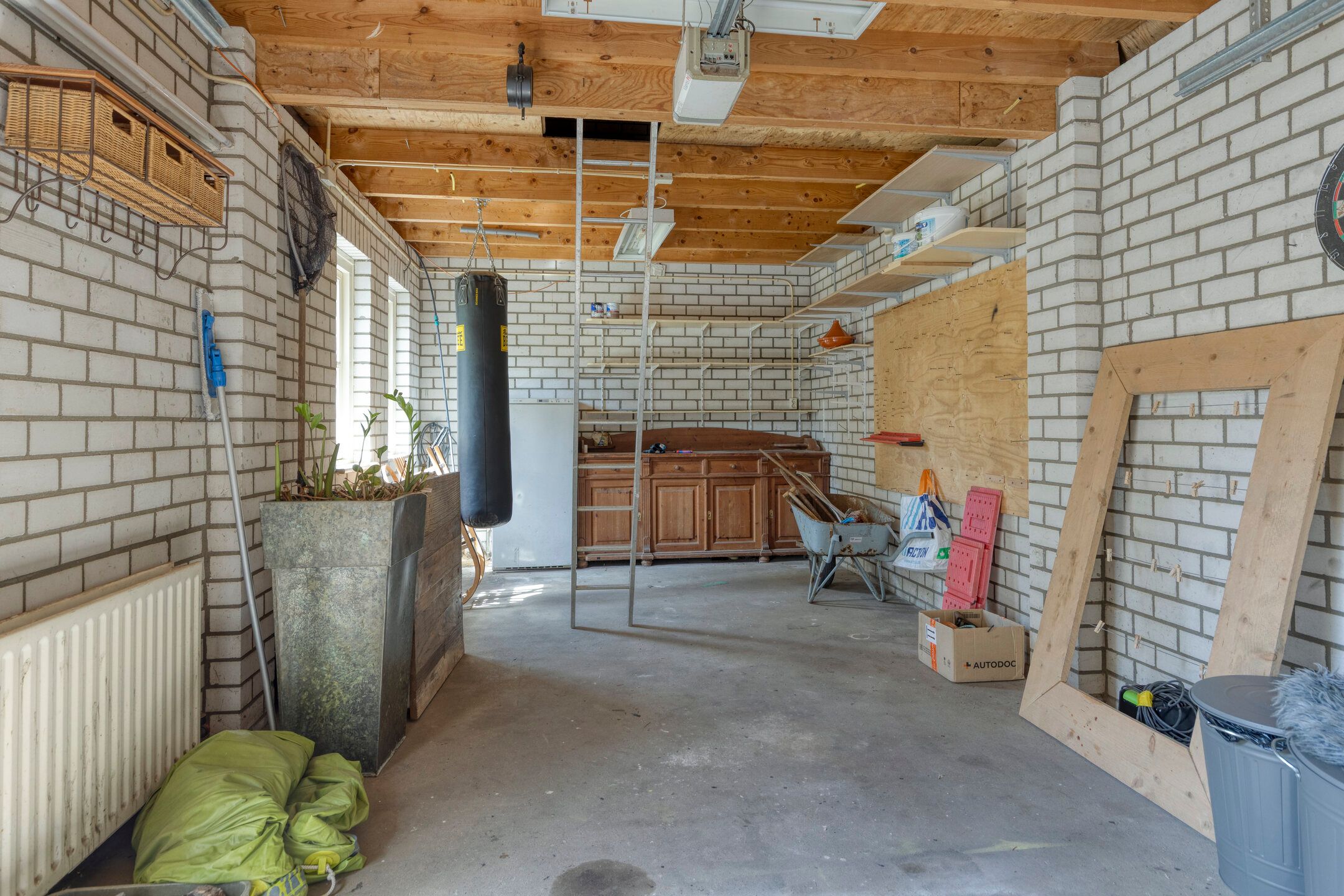 Spacious Detached Family Home with Sunroom and Modern Amenities — 45