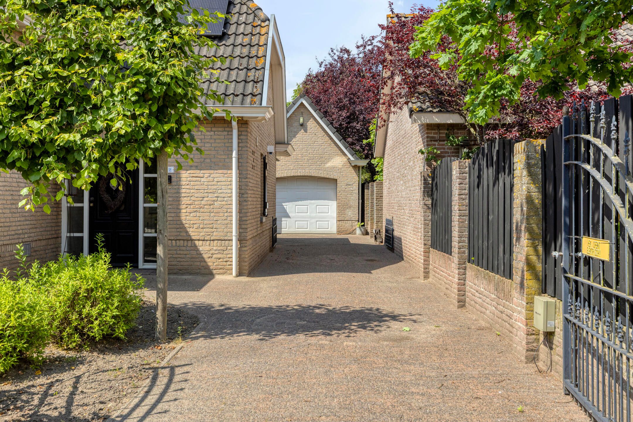 Spacious Detached Family Home with Sunroom and Modern Amenities — 48