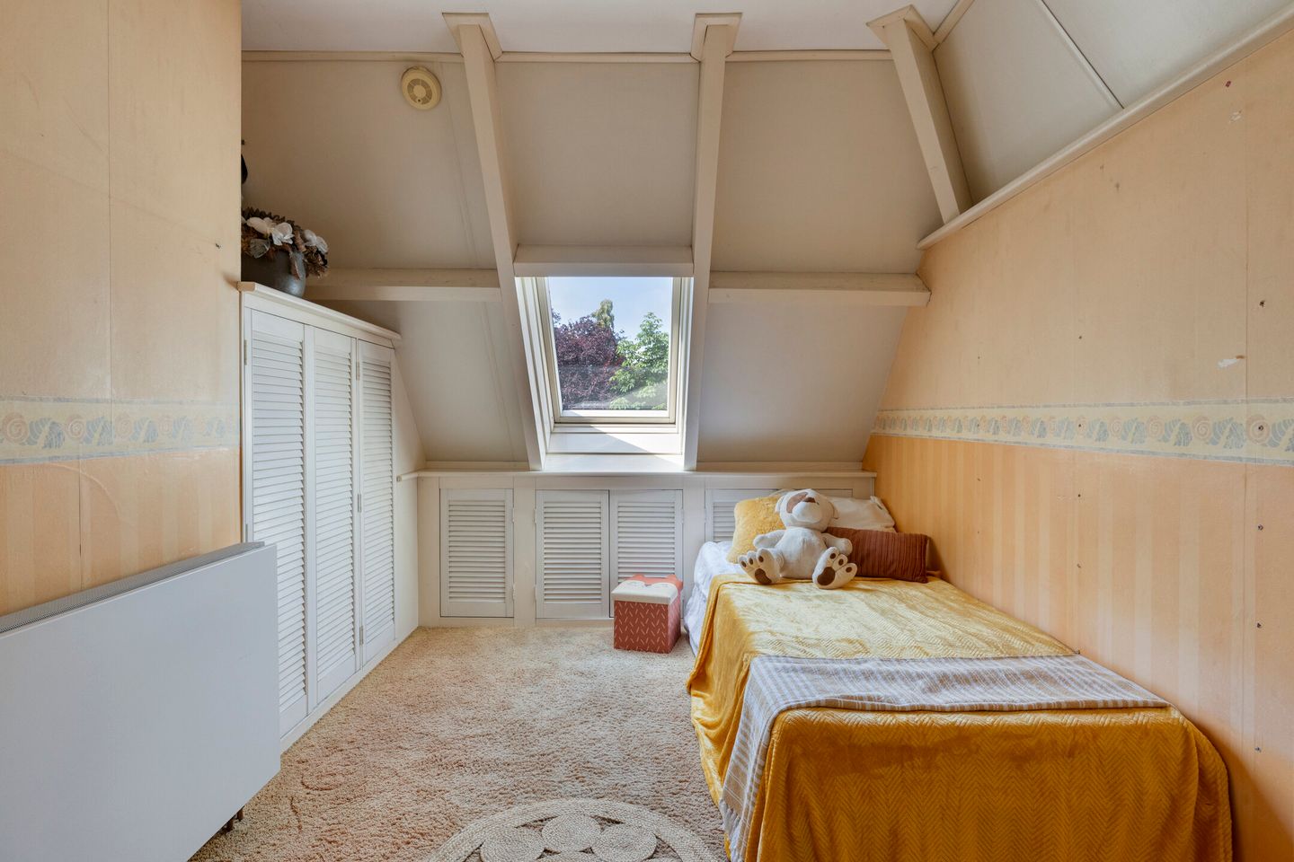 Spacious Detached Family Home with Sunroom and Modern Amenities — 34