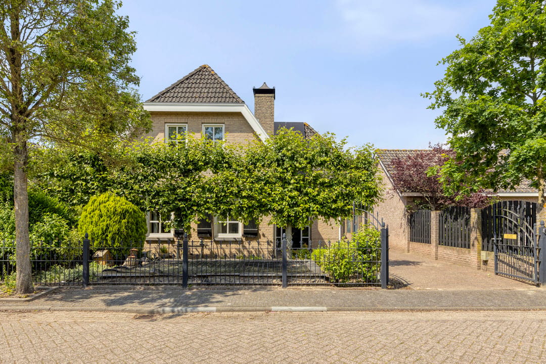 Spacious Detached Family Home with Sunroom and Modern Amenities — 46