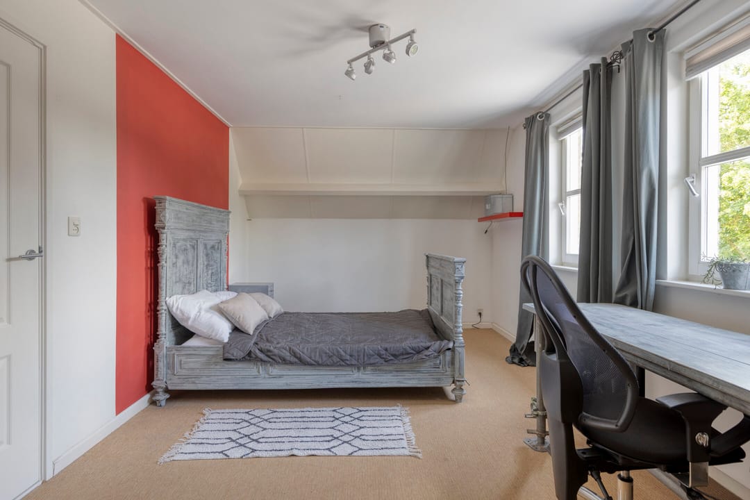 Spacious Detached Family Home with Sunroom and Modern Amenities — 31