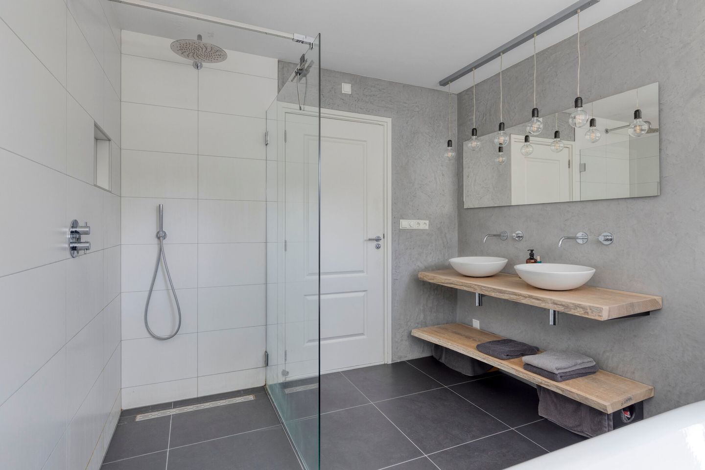 Spacious Detached Family Home with Sunroom and Modern Amenities — 29