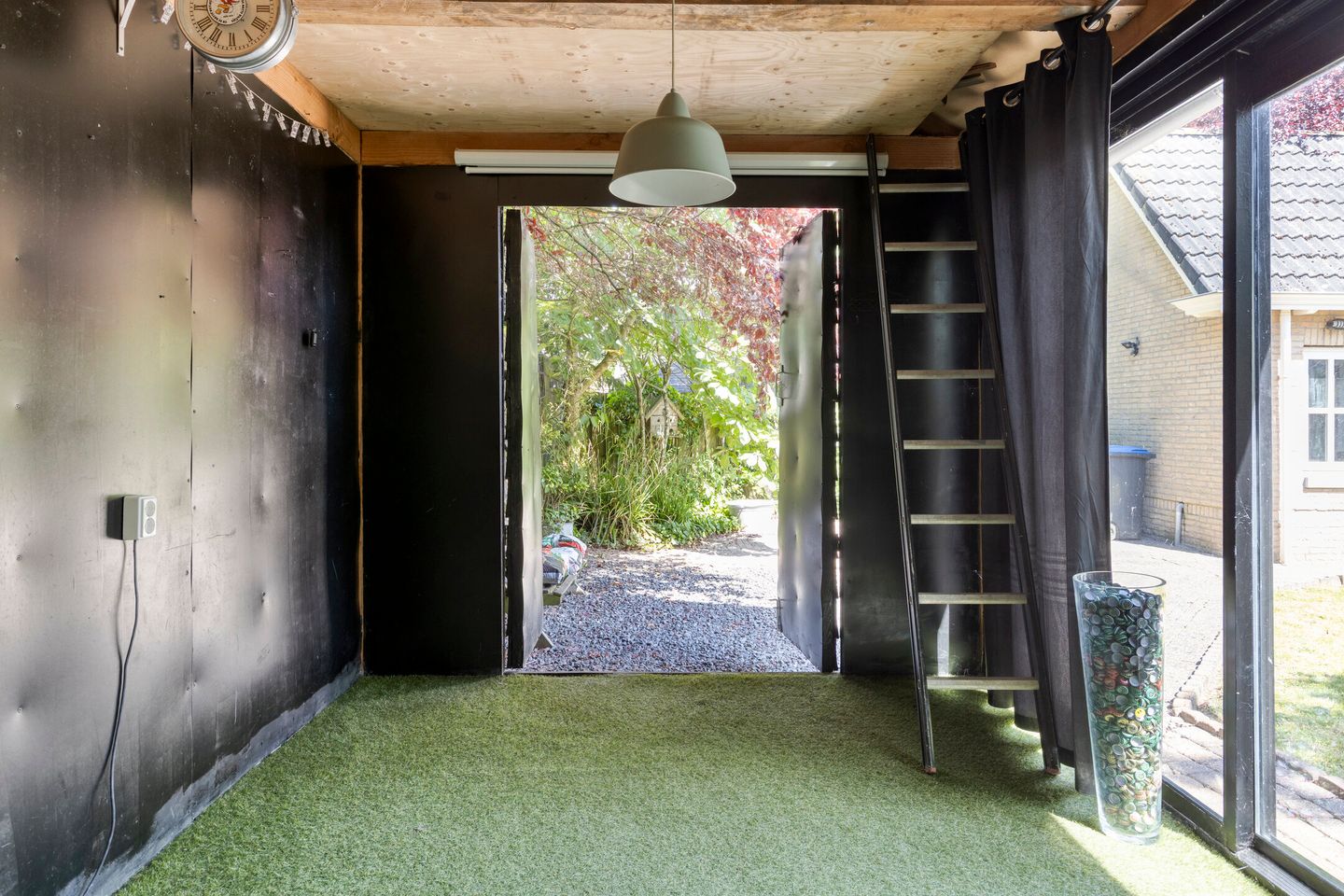 Spacious Detached Family Home with Sunroom and Modern Amenities — 44