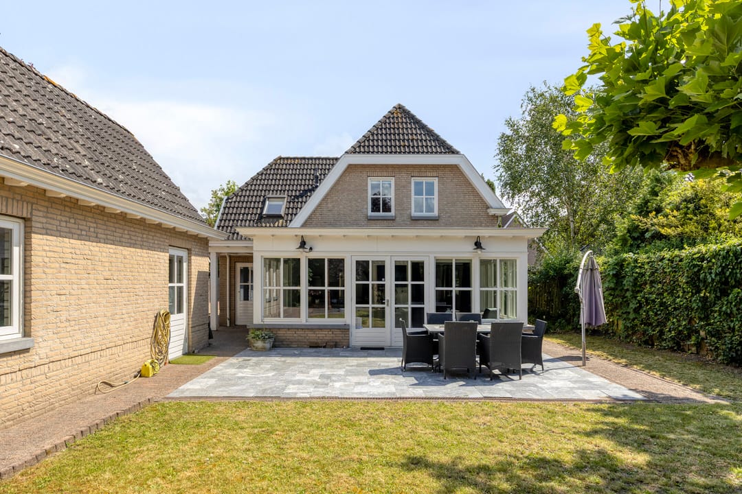 Spacious Detached Family Home with Sunroom and Modern Amenities — 41