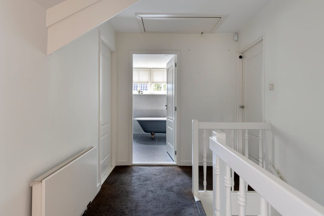 Spacious Detached Family Home with Sunroom and Modern Amenities — 23