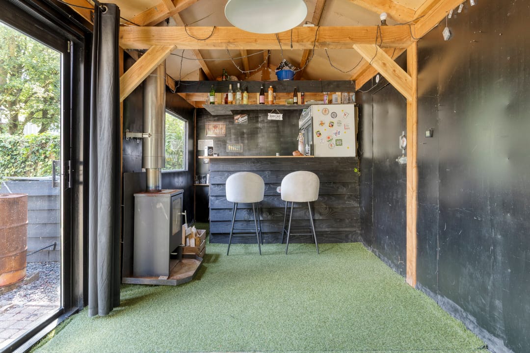 Spacious Detached Family Home with Sunroom and Modern Amenities — 43