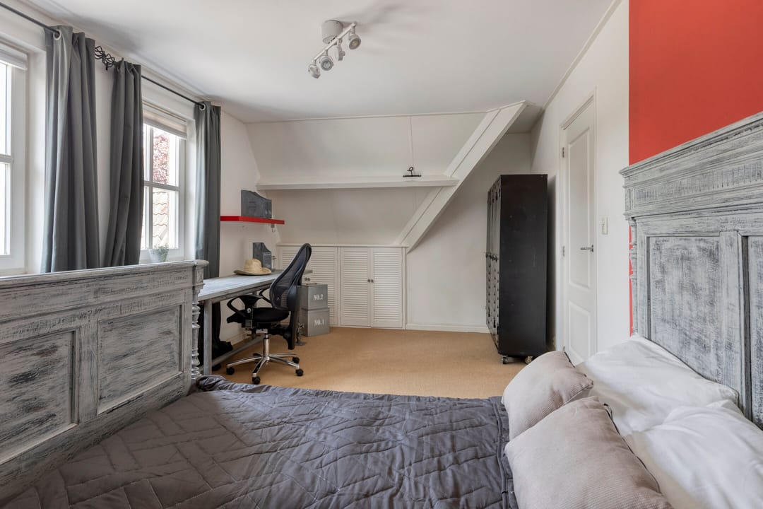 Spacious Detached Family Home with Sunroom and Modern Amenities — 32