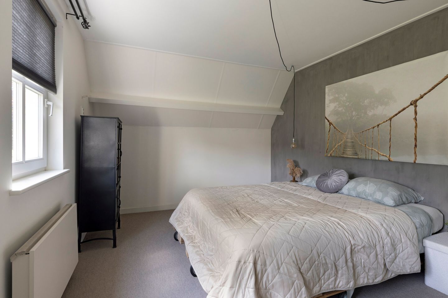 Spacious Detached Family Home with Sunroom and Modern Amenities — 25