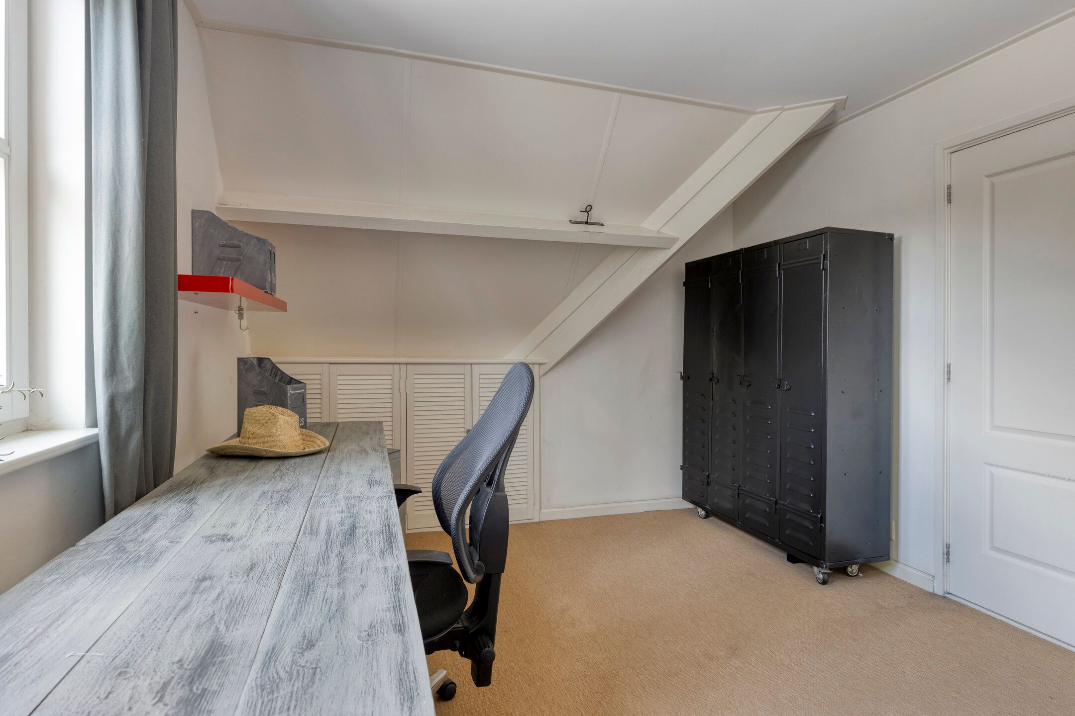 Spacious Detached Family Home with Sunroom and Modern Amenities — 33