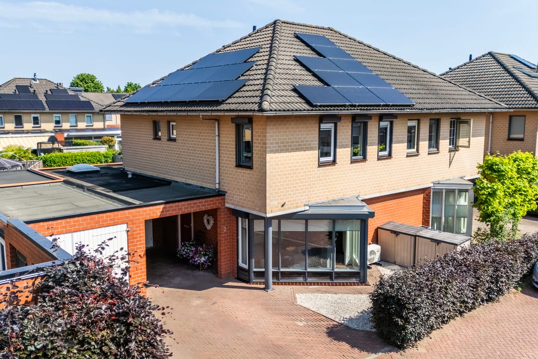 Spacious Semi-Detached Home with Solar Panels and Home Office in Quiet Family Neighborhood — 38
