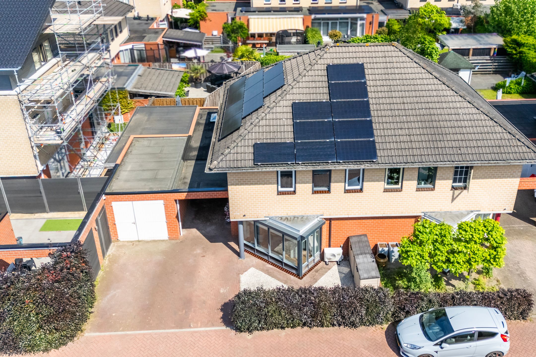 Spacious Semi-Detached Home with Solar Panels and Home Office in Quiet Family Neighborhood — 39