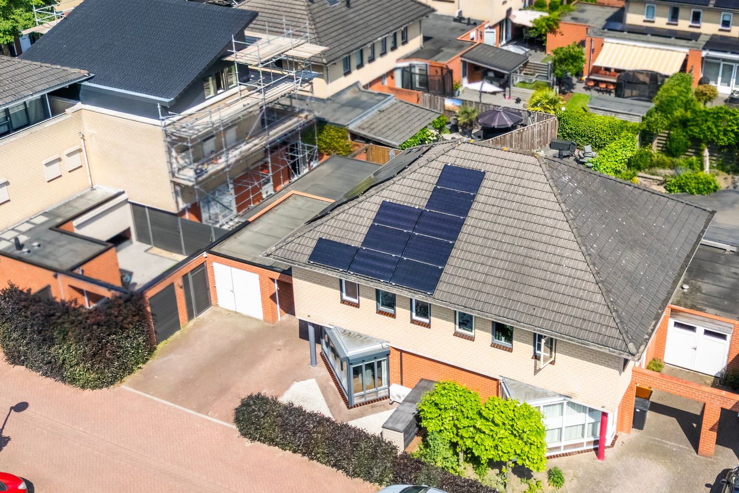 Spacious Semi-Detached Home with Solar Panels and Home Office in Quiet Family Neighborhood — 40