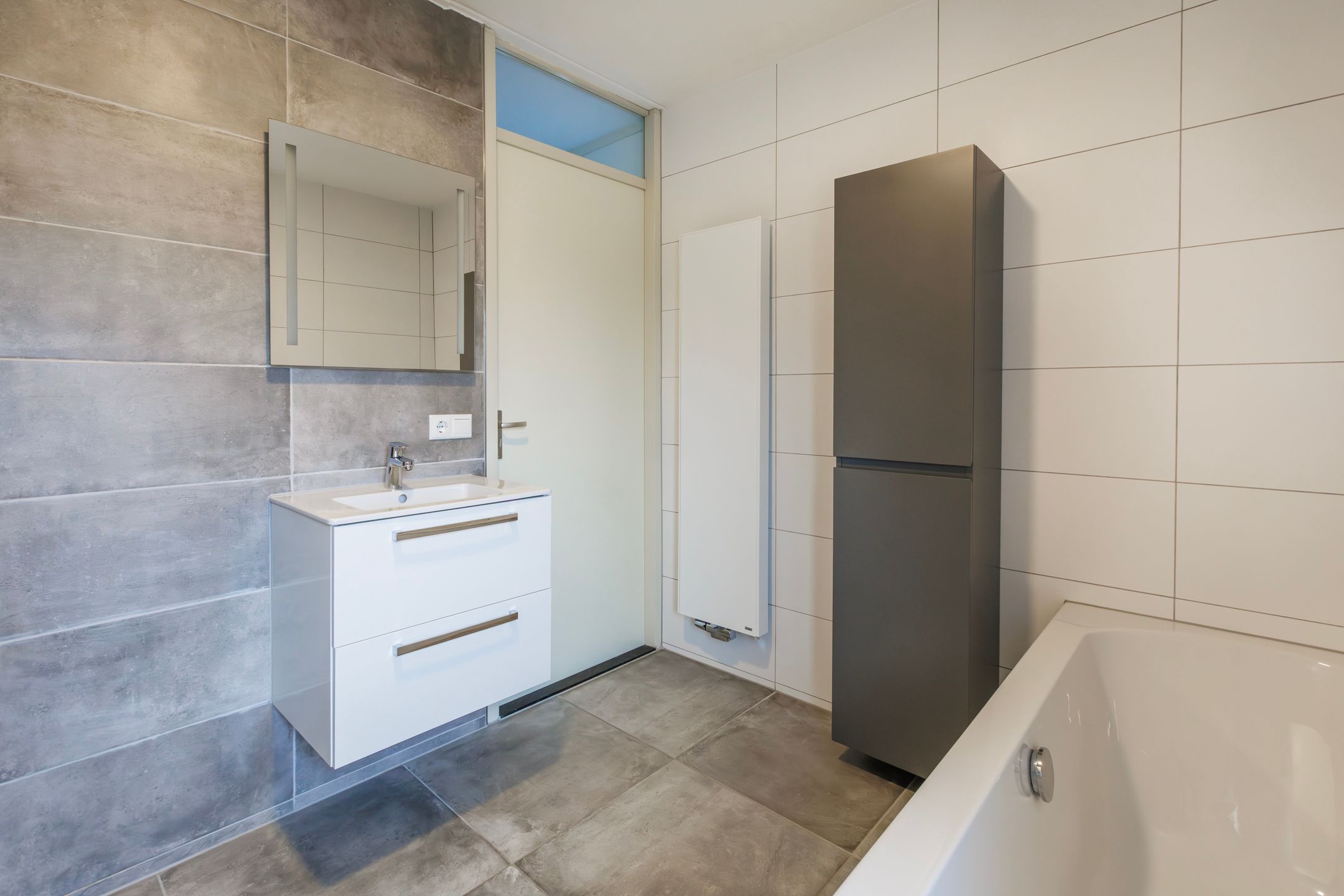 Spacious Semi-Detached Home with Solar Panels and Home Office in Quiet Family Neighborhood — 33