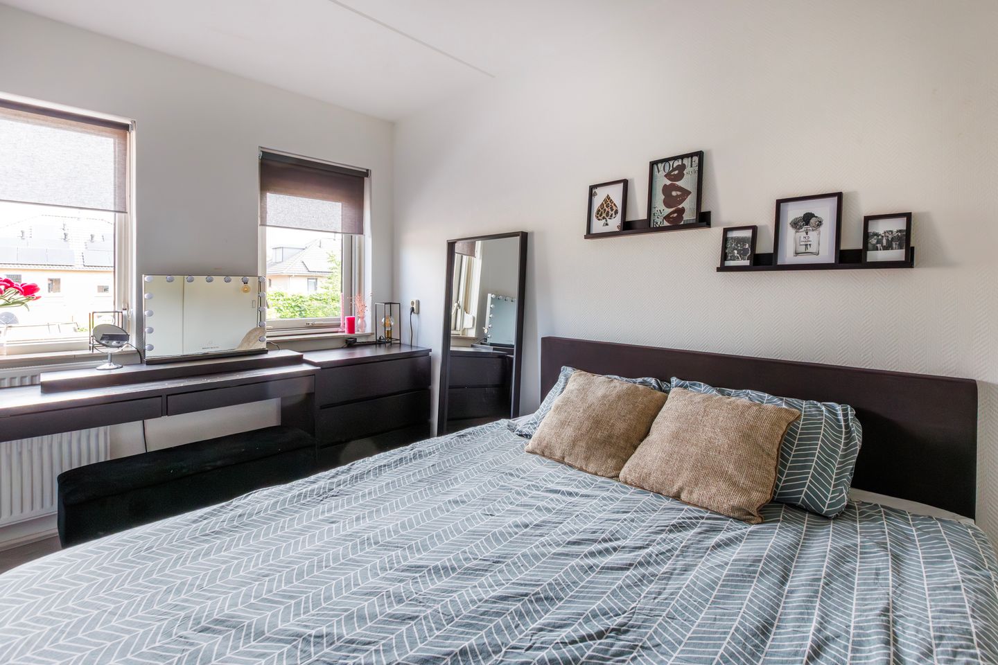 Spacious Semi-Detached Home with Solar Panels and Home Office in Quiet Family Neighborhood — 29