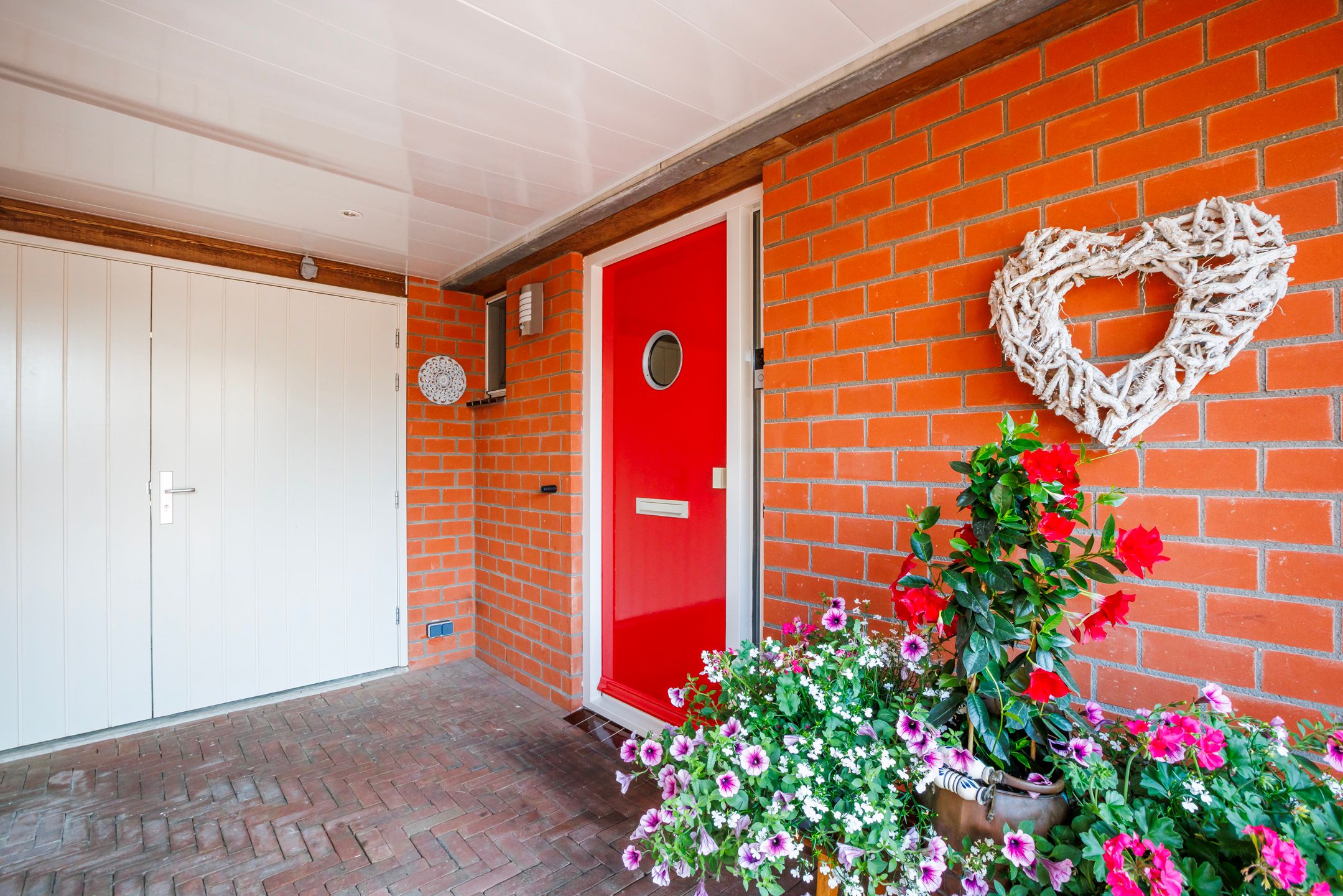 Spacious Semi-Detached Home with Solar Panels and Home Office in Quiet Family Neighborhood — 21