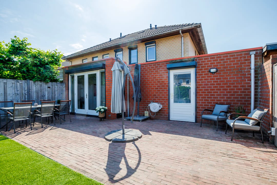Spacious Semi-Detached Home with Solar Panels and Home Office in Quiet Family Neighborhood — 16