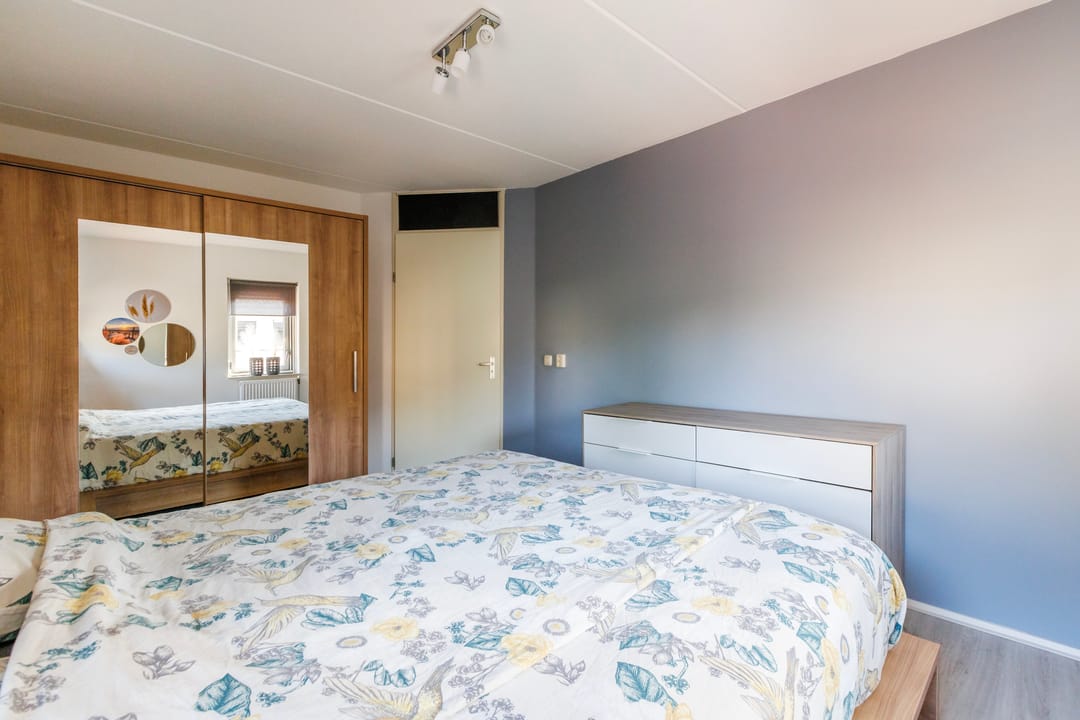 Spacious Semi-Detached Home with Solar Panels and Home Office in Quiet Family Neighborhood — 26
