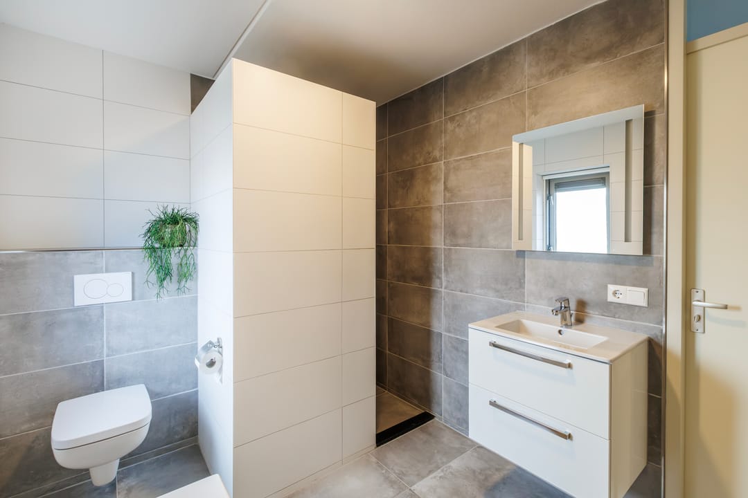 Spacious Semi-Detached Home with Solar Panels and Home Office in Quiet Family Neighborhood — 32
