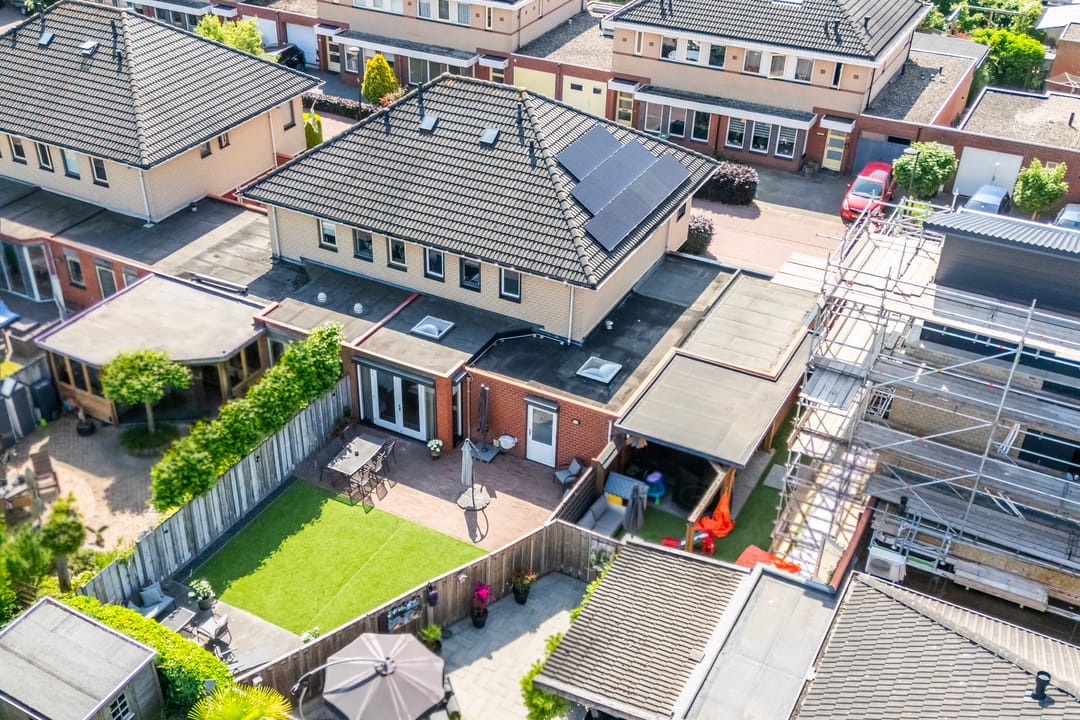 Spacious Semi-Detached Home with Solar Panels and Home Office in Quiet Family Neighborhood — 41