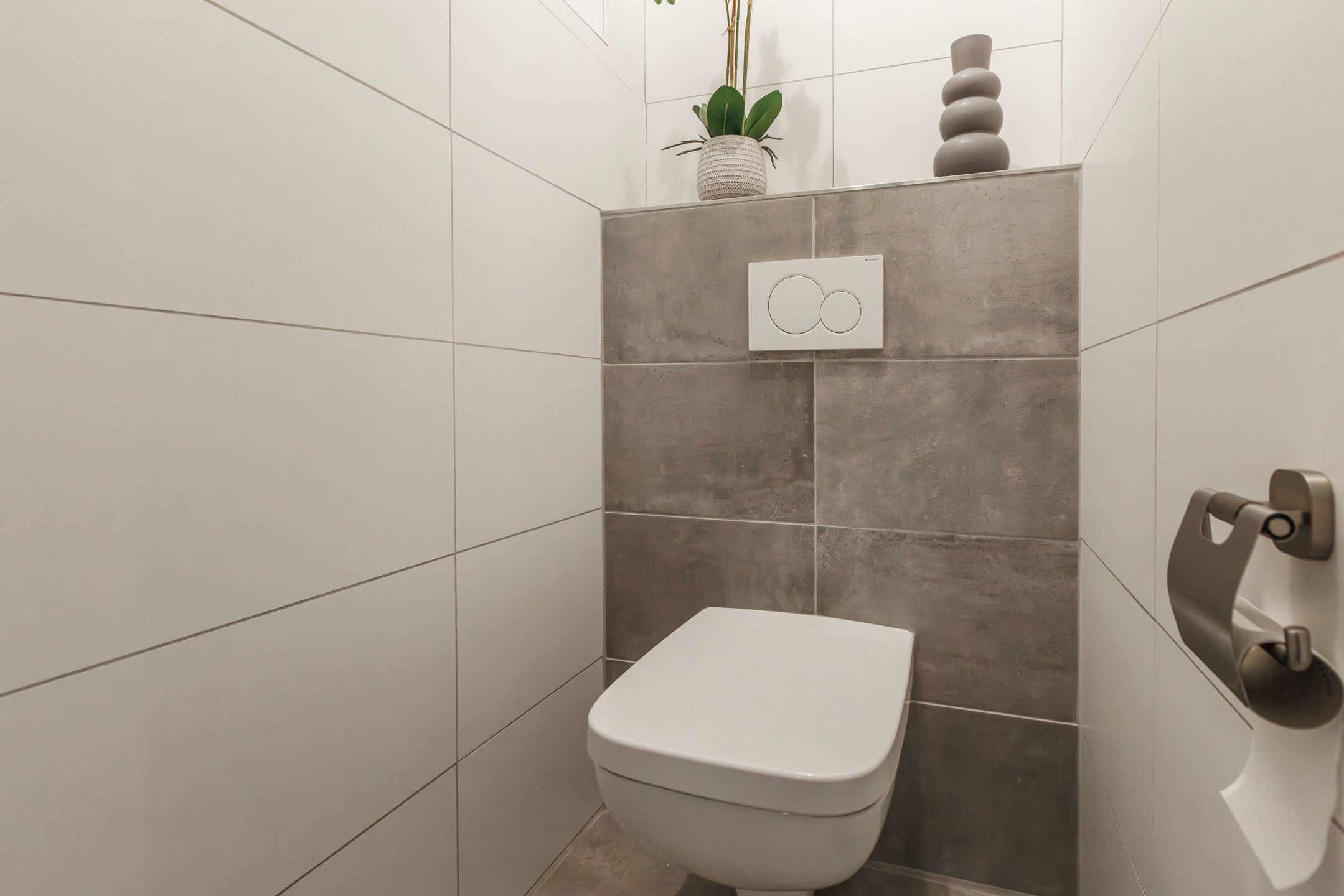 Spacious Semi-Detached Home with Solar Panels and Home Office in Quiet Family Neighborhood — 24