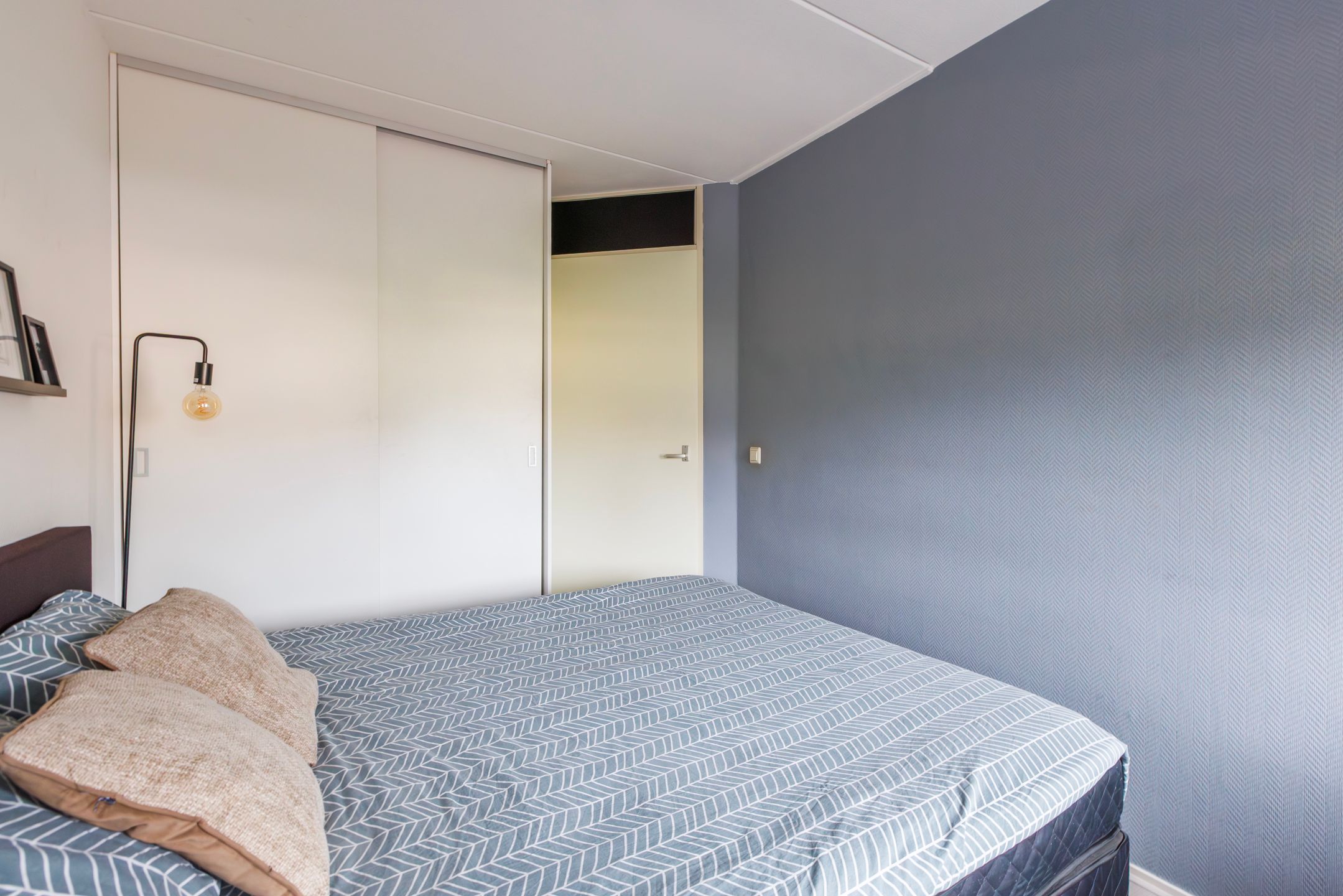 Spacious Semi-Detached Home with Solar Panels and Home Office in Quiet Family Neighborhood — 30