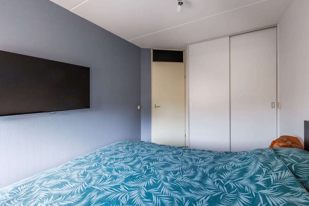 Spacious Semi-Detached Home with Solar Panels and Home Office in Quiet Family Neighborhood — 28