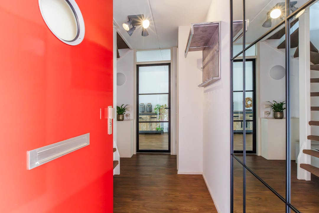 Spacious Semi-Detached Home with Solar Panels and Home Office in Quiet Family Neighborhood — 22