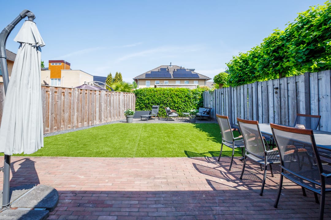 Spacious Semi-Detached Home with Solar Panels and Home Office in Quiet Family Neighborhood — 17