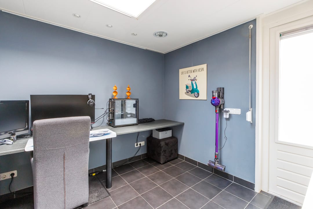 Spacious Semi-Detached Home with Solar Panels and Home Office in Quiet Family Neighborhood — 11