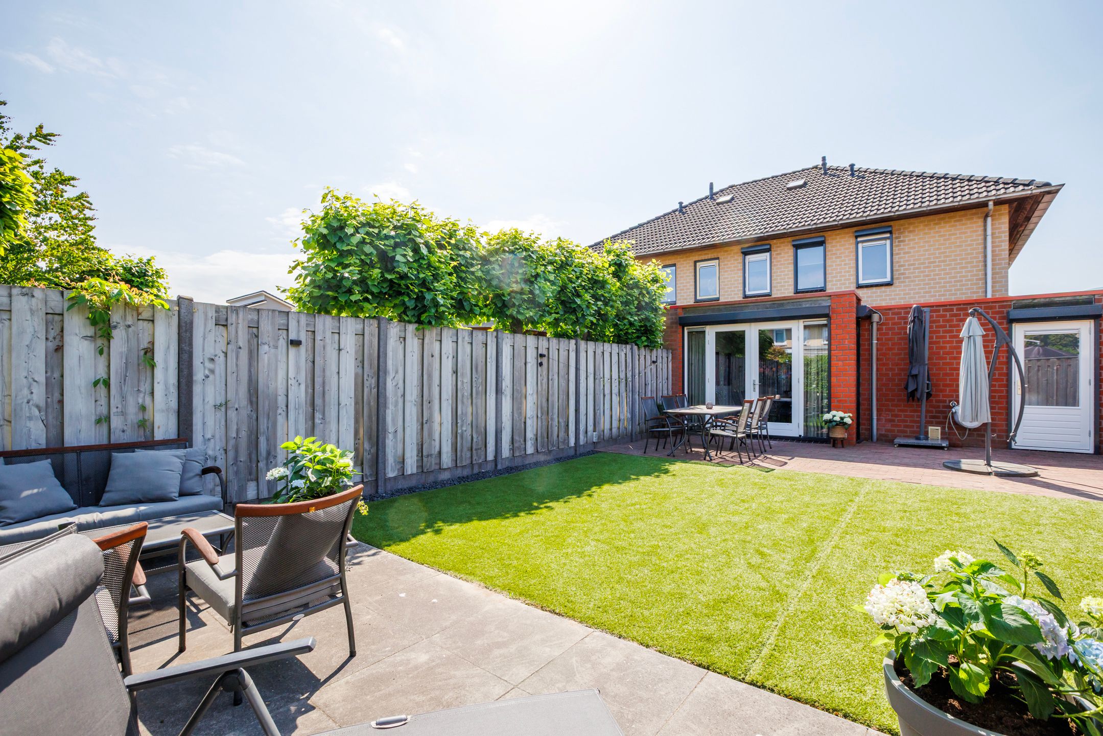 Spacious Semi-Detached Home with Solar Panels and Home Office in Quiet Family Neighborhood — 18