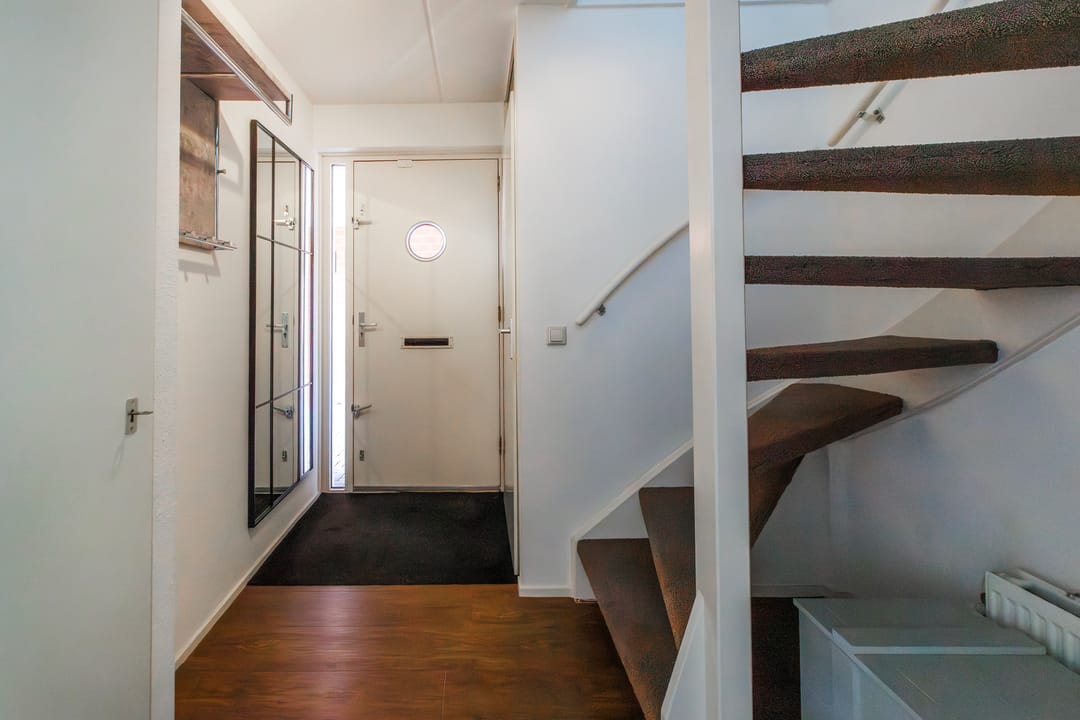 Spacious Semi-Detached Home with Solar Panels and Home Office in Quiet Family Neighborhood — 23