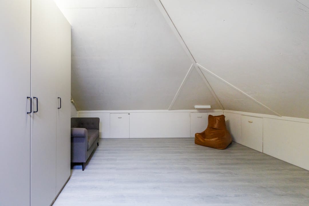 Spacious Semi-Detached Home with Solar Panels and Home Office in Quiet Family Neighborhood — 37
