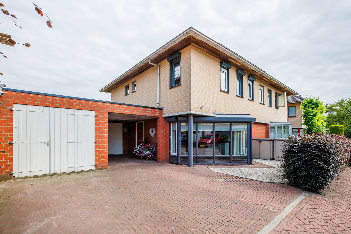 Spacious Semi-Detached Home with Solar Panels and Home Office in Quiet Family Neighborhood — 20