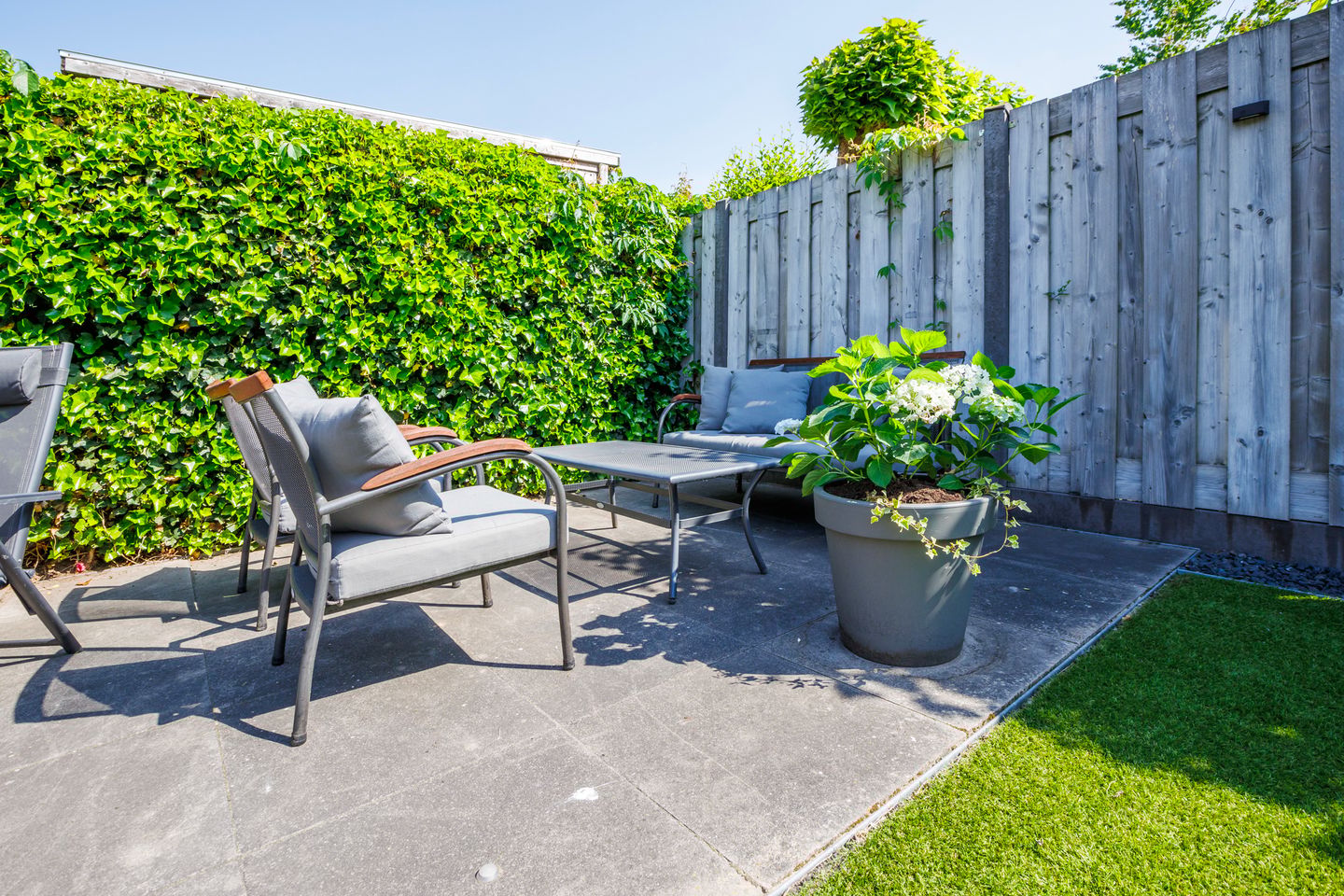 Spacious Semi-Detached Home with Solar Panels and Home Office in Quiet Family Neighborhood — 19